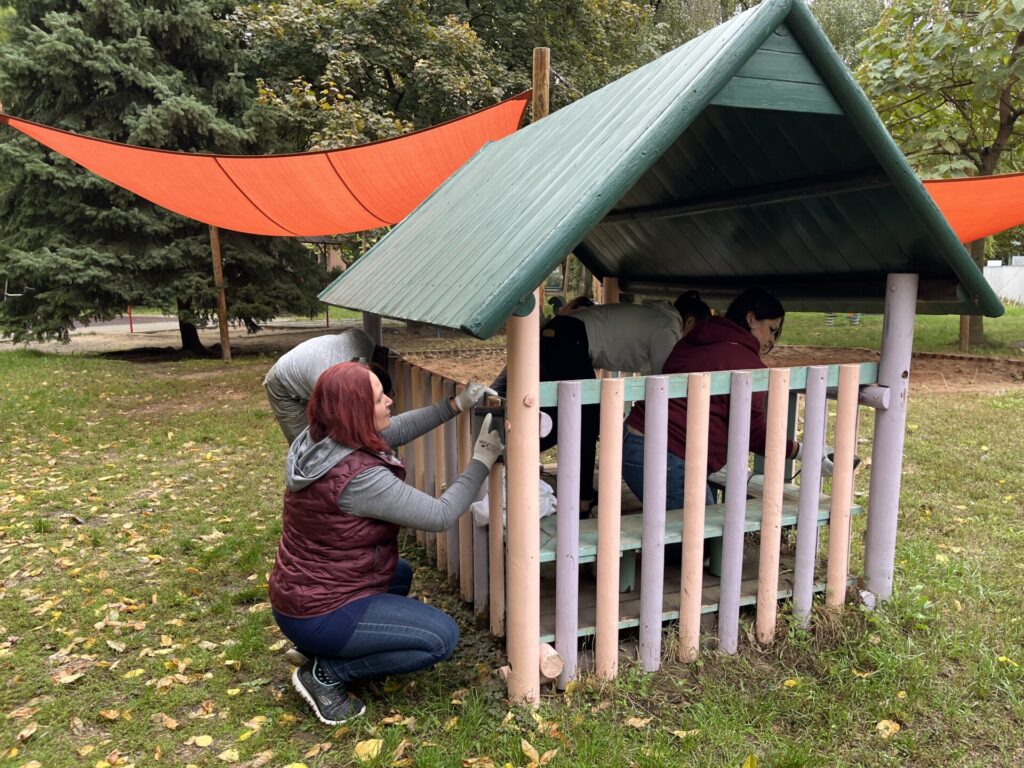 Óvodai játékok festése önkéntes napon